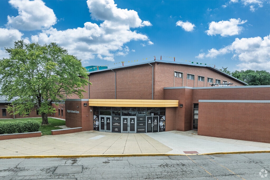 Cowan High School has a student-teacher ratio of 14 to 1.