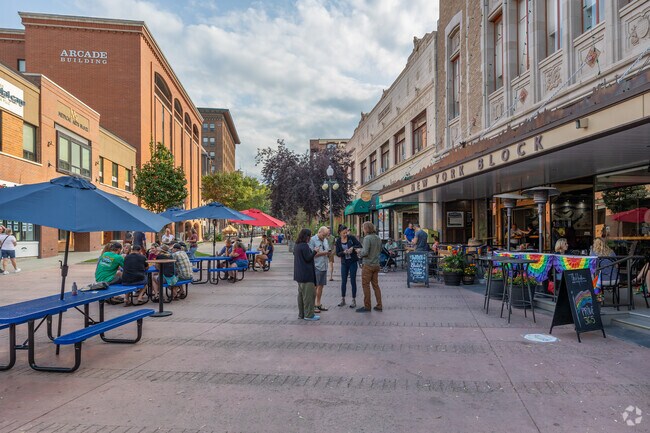 Art lovers on the Upper East Side can easily access downtown’s mural-adorned streets.