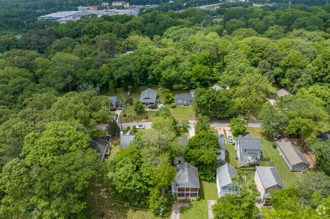 Polar Rock features lush tree canopies and residential layout emphasize the neighborhood's peacful, green setting amid the city.