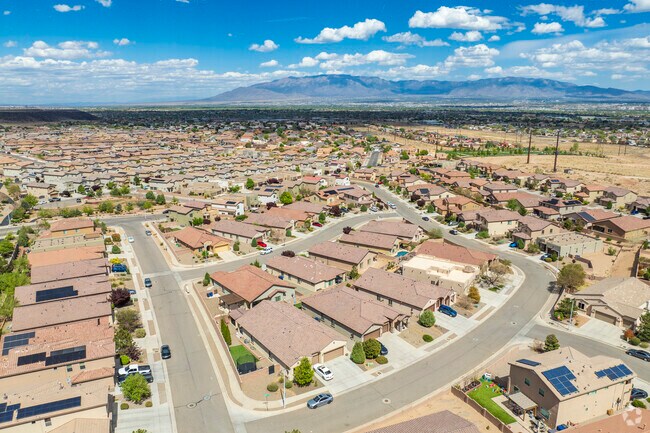 Its position on the edges of the desert and the city makes Tierra Oeste a quiet, comfortable suburban enclave on the high mesa.