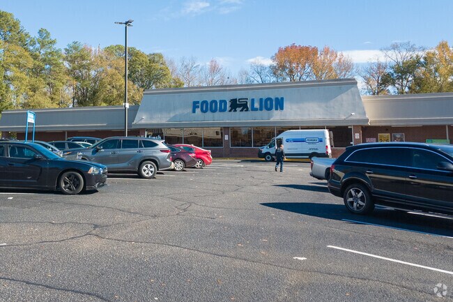 Food Lion on Route 321 covers everyday groceries for Far North Columbia.