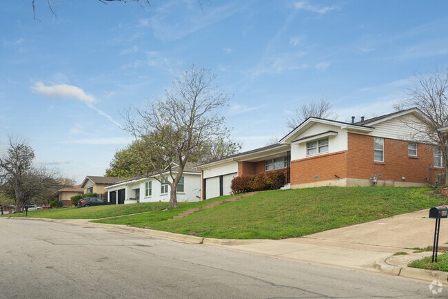 Classic ranch homes sit atop the hills in Sansom Park.