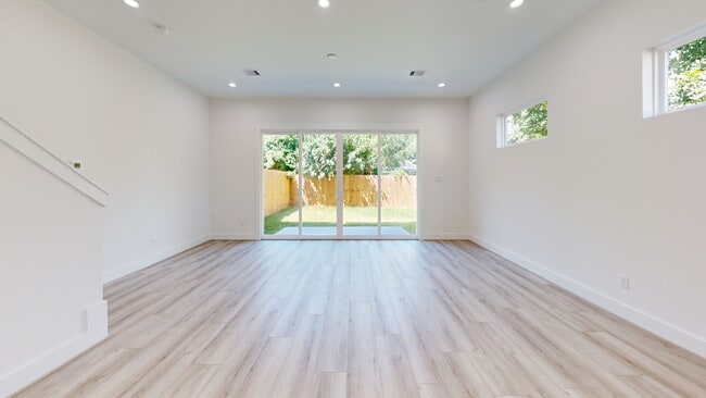 7012 Saint Augustine St, Houston, TX 77021 - photo 2