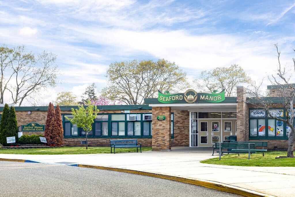 The Seaford Manor Elementary School in Seaford, NY has approximately 400 students in grades K-5 and a student-teacher ratio of 10 to 1.