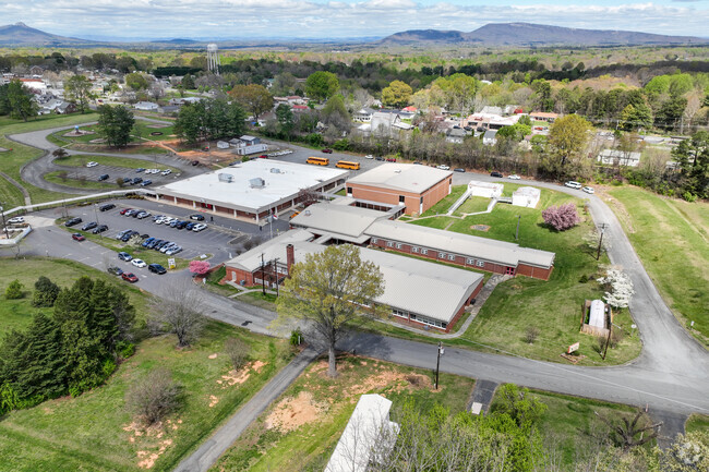 King Elementary School has a student-teacher ratio of 13 to 1.