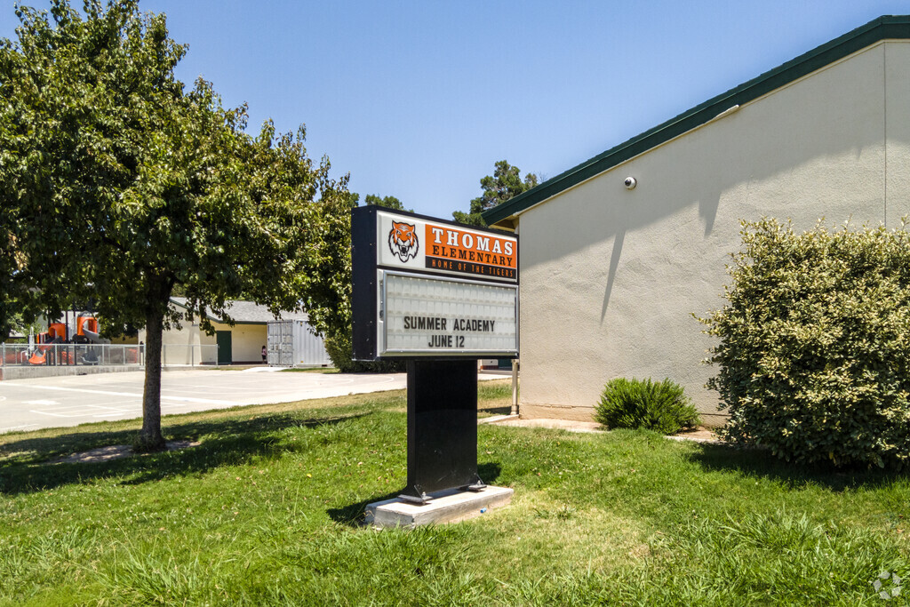 Thomas Elementary School is located in the Hoover neighborhood of Fresno.