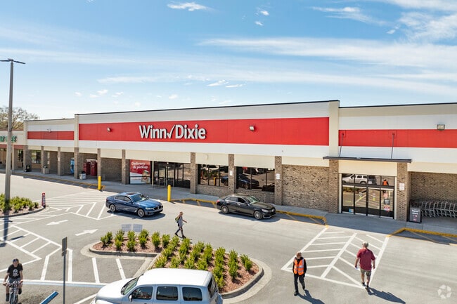 Residents of Thononosassa have large grocery options near by.