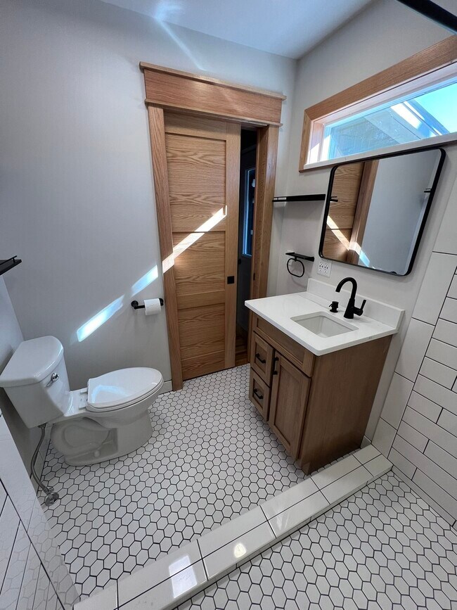 258 Center St unit Upper, Winona, MN 55987 - photo 6