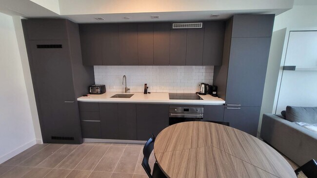 227 NE 2nd St unit 2907, Miami, FL 33132 - photo 4