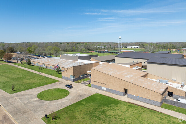 Raymond High School a student to teacher ratio of 13 to 1.