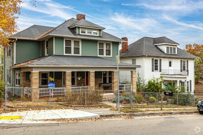 Grand Vintage homes line the streets of Morningside as you get closer to downtown Knoxville.