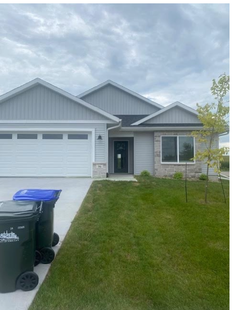 12 Huntington Dr, Iowa City, IA 52245