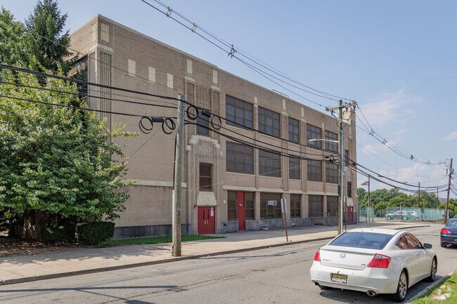Berkeley Terrace Elementary School receives a grade of C- from Niche.
