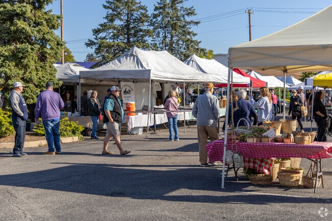 On weekends, Penn residents can attend the farmers market and buy fresh fruits and vegetables.