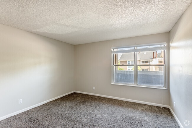 1BR, 1BA - 750 SF