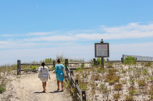 Meet with friends to spend some time outside on the beach in Lower Chelsea.