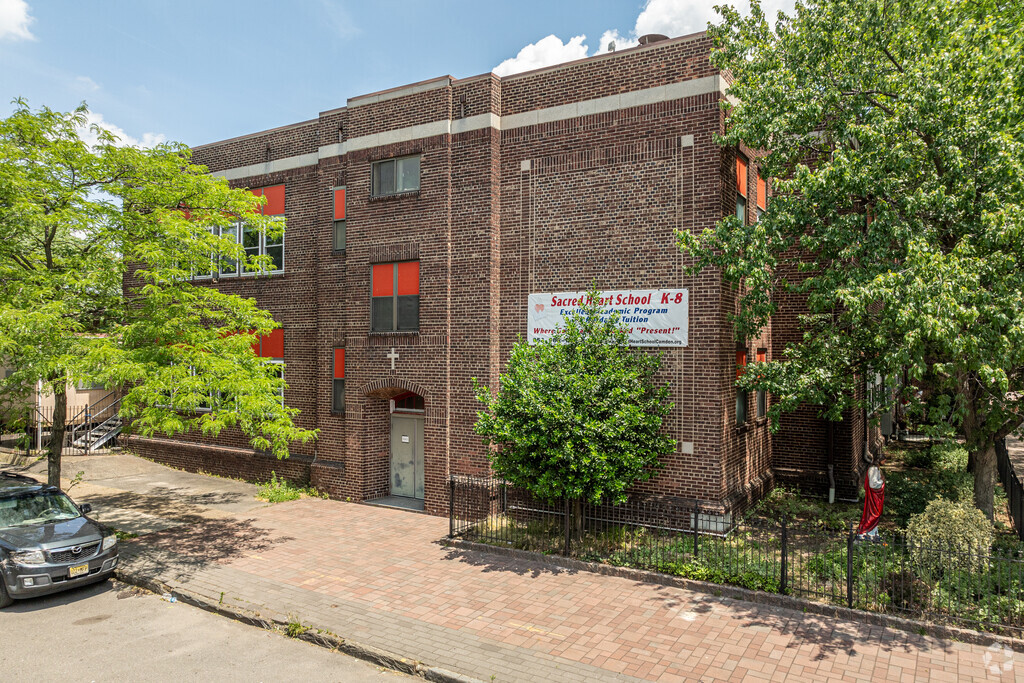 Sacred Heart Grade School is a private, Catholic school located in Camden, NJ.