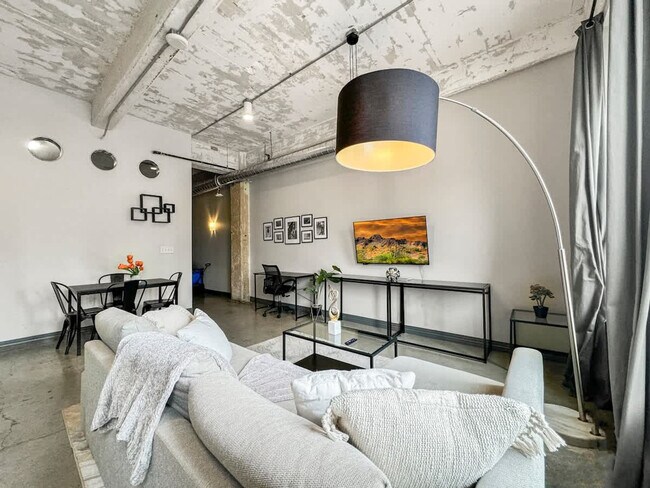 555 Evergreen St unit ID1055830P, Dallas, TX 75201 - photo 3