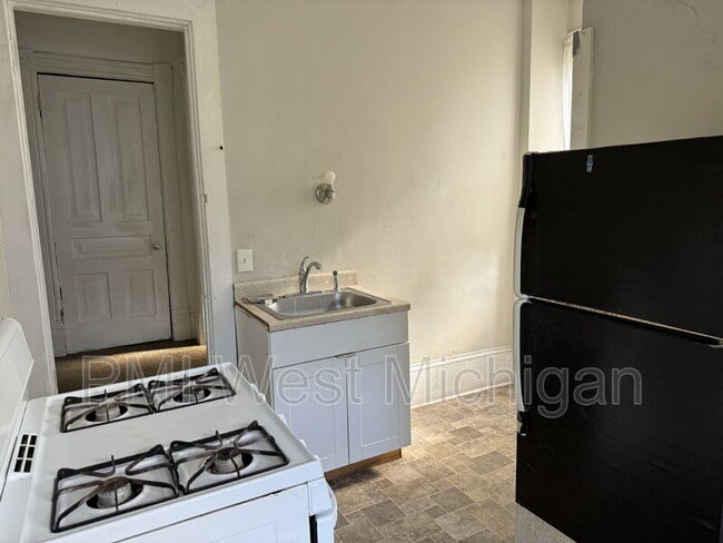 448 Thomas St SE, Grand Rapids, MI 49503 - photo 3