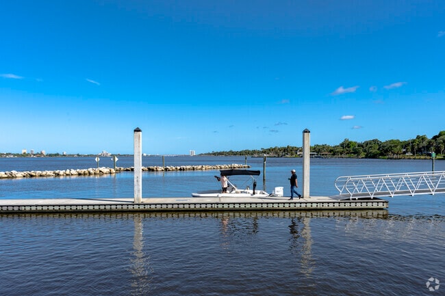 Launch your boat or kayak from the public dock in Oak Forest.