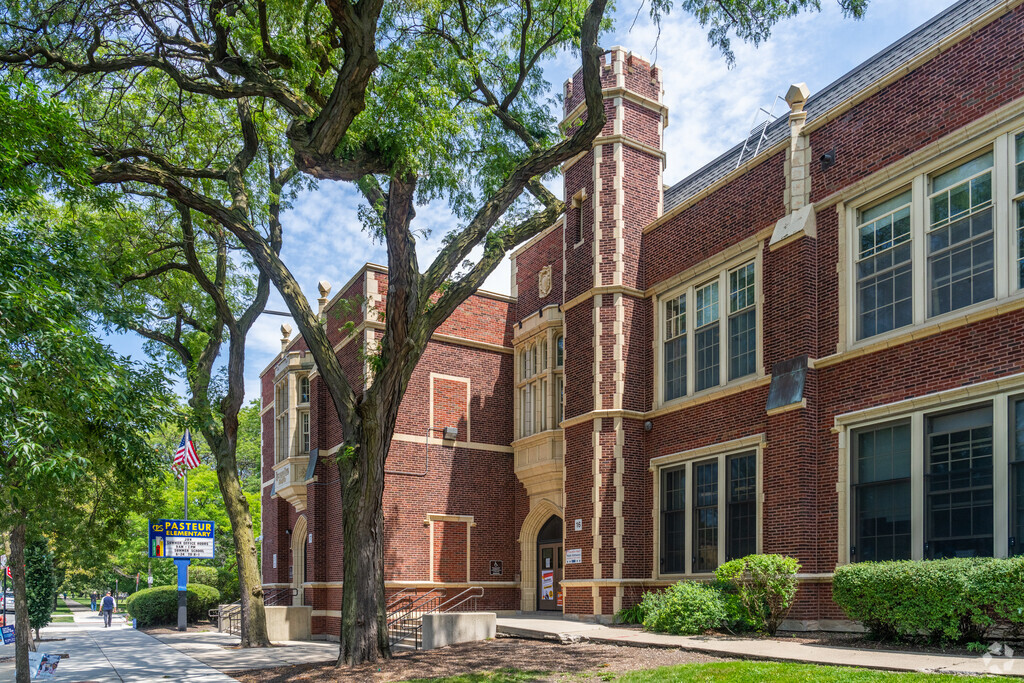 Pasteur Elementary School has a student-teacher ratio of 15 to 1.