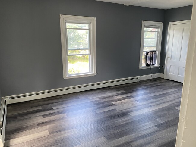Large bedroom 2 closets