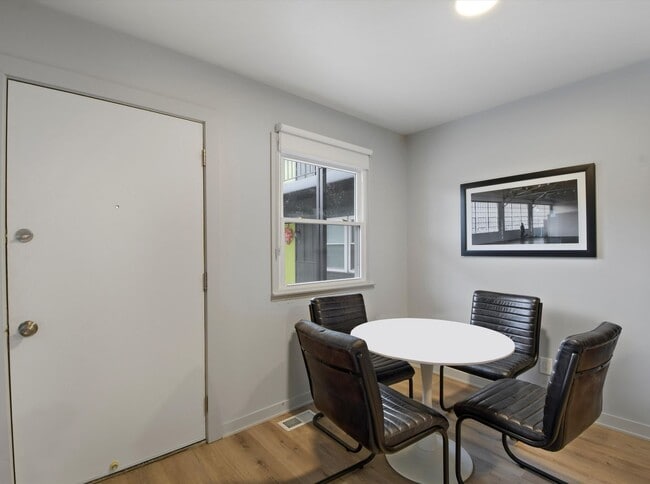 2219 9th St, Charleston, IL 61920 - photo 4