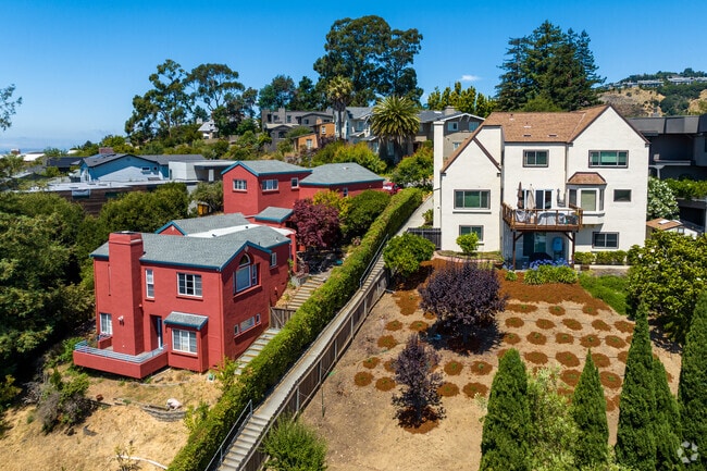 Luxury homes in Upper Rockridge boast well-designed outdoor living spaces.