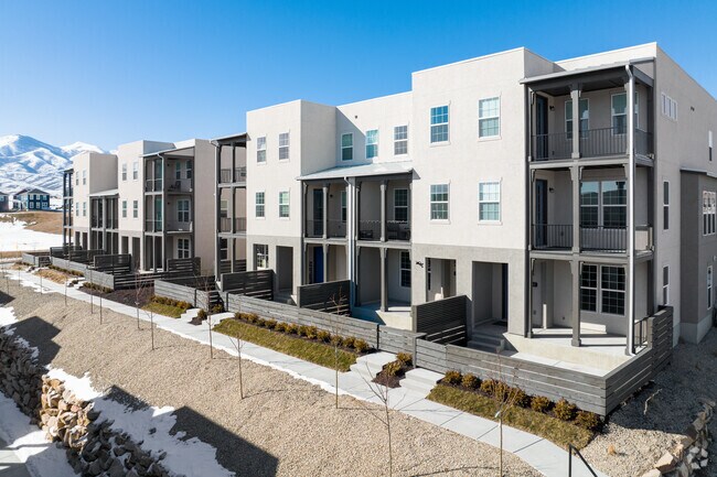 There also clusters of townhomes that provide convenience and price flexibility in Jordan Hills.