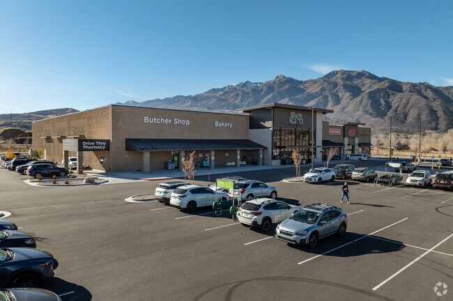 Lee’s Marketplace covers grocery needs for Mountain Green residents.
