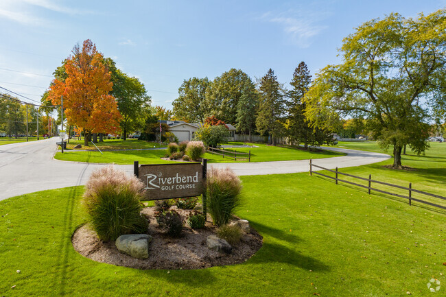Riverbend Golf Course has an 18 hole field to enjoy the Tee time.