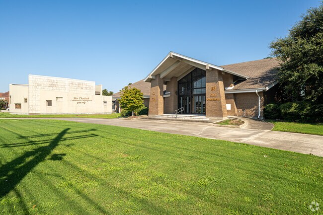 Shir Chadash is part of a vibrant Jewish community in Metairie Lakefront.