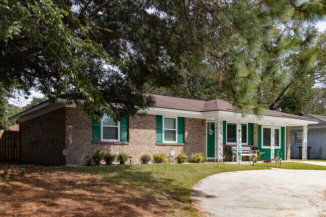Brick ranch homes in LaRoche Pk-Springhill-Daff are accented by colorful shutters.