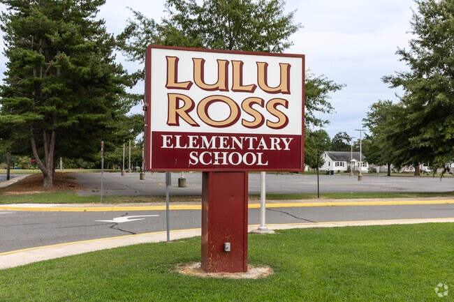 Lulu Ross Elementary School has under 700 students.