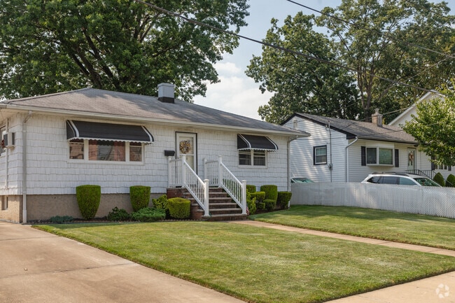 The median home value in Grant City is $591,166.