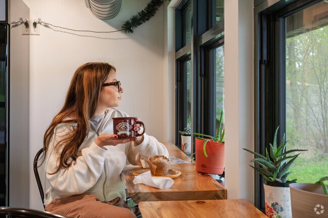 Red Pines Cafe serves coffee and breakfast with lake views.
