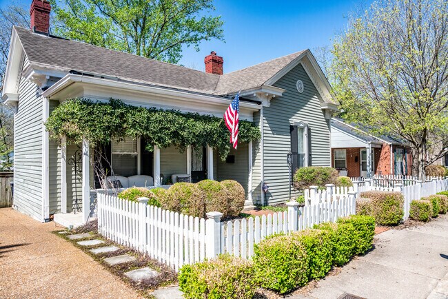 There are mostly older craftsman-style homes in the Downtown Franklin Neighborhood.