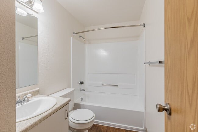 2BR, 2BA - 944SF - Second Bathroom