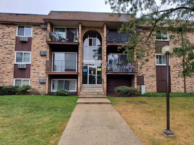 670 Hill Dr unit 209, Hoffman Estates, IL 60169 - photo 2