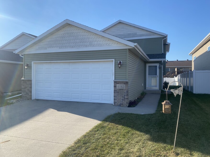 4742 50th Ave S, Fargo, ND 58104 - photo 1