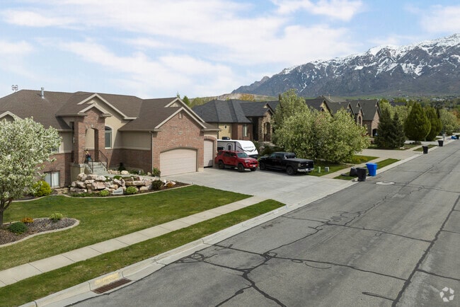 A beautiful neighborhood in Pleasant View with mountains in the background.