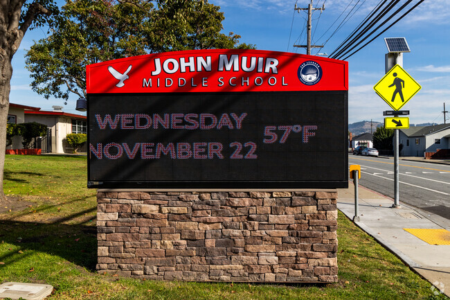 John Muir Middle School has 955 students in grades 6-8 with a student-teacher ratio of 20 to 1.