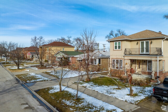 There are various types of residential houses that can be found in Harwood Heights.