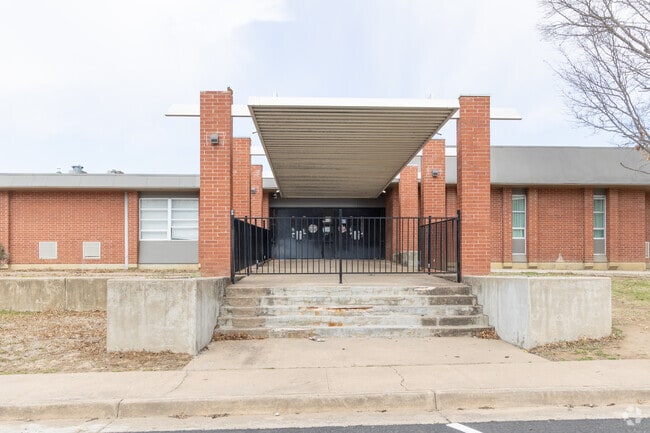Collinsville Middle School mascot is the Collinsville Cardinals.