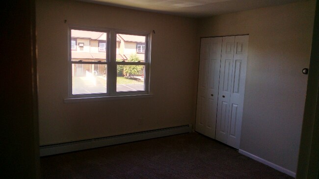 2405 Walnut Ridge Dr, Pottstown, PA 19464 - photo 4