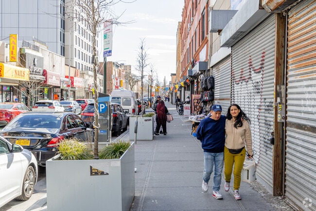 Beach 20th St is a busy hub in Bayswatr.