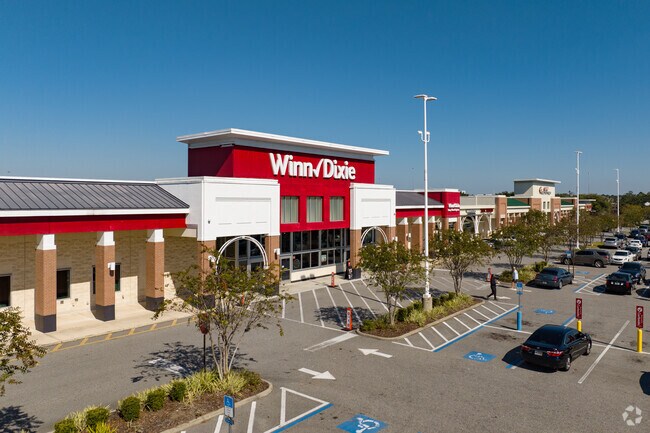 Residents of Baymeadows East can shop at the nearby Winn Dixie.
