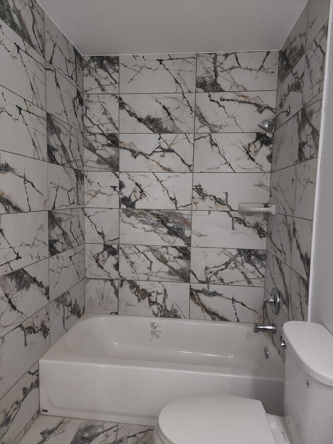 1342 Kingsbury Dr unit 1342 kingsbury dr. U, Hanover Park, IL 60133 - photo 2