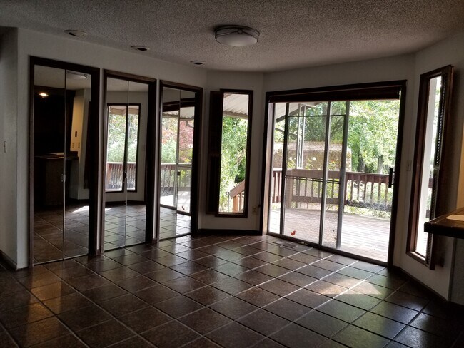 1841 NE D St, Grants Pass, OR 97526 - photo 3