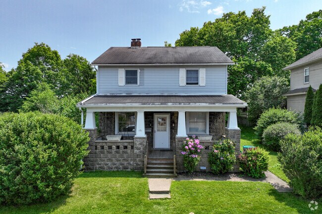 Beautiful American Foursquares can be seen throughout Etna.